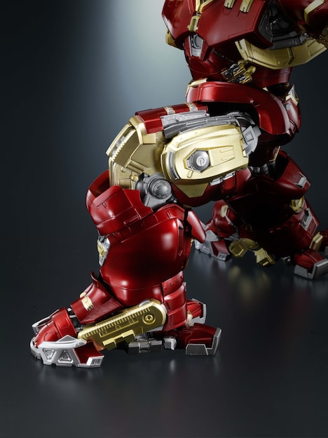 膝の動きに連動して装甲がスライドする、超合金×S.H.Figuarts アイアンマン マーク44 ハルクバスターの脚部。(c)MARVEL