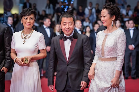 左からシルヴィア・チャン、ジャ・ジャンクー、チャオ・タオ。（写真提供：BORDE-MOREAU / BESTIMAGE / ゼータ イメージ）