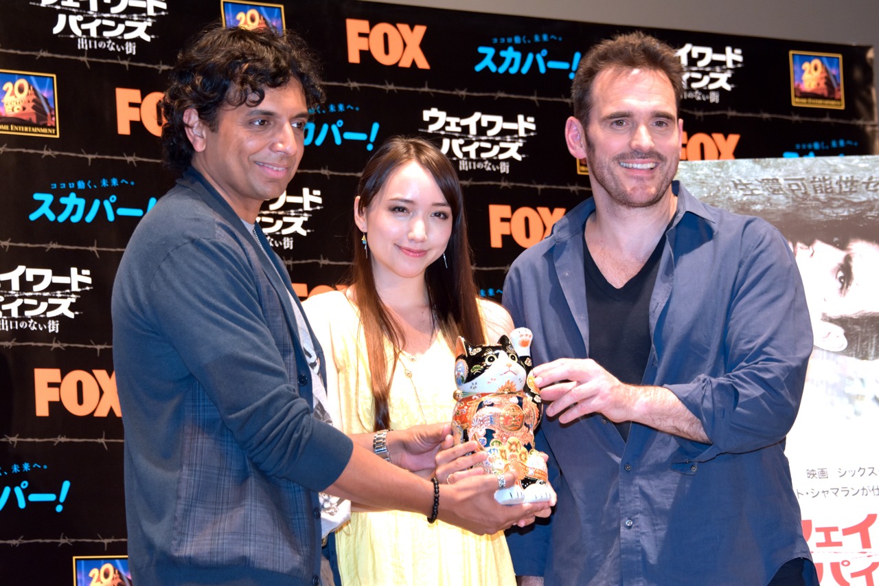 来日の記念に、豊田から2人へ招き猫のプレゼントが。