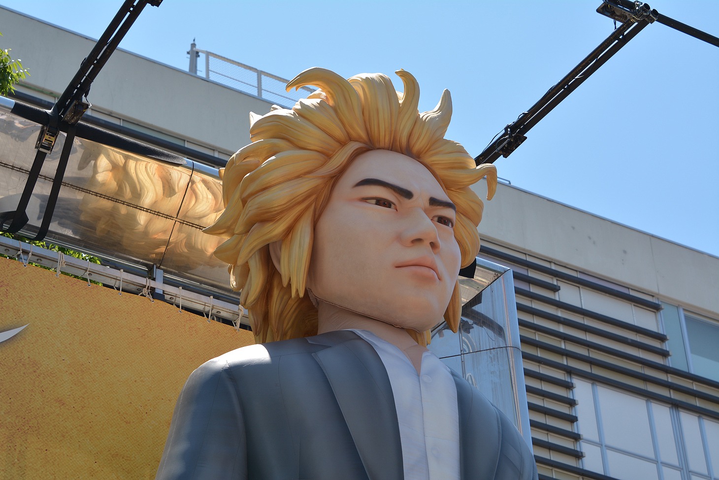 綾野剛扮する龍彦の8mにおよぶ巨大バルーン。