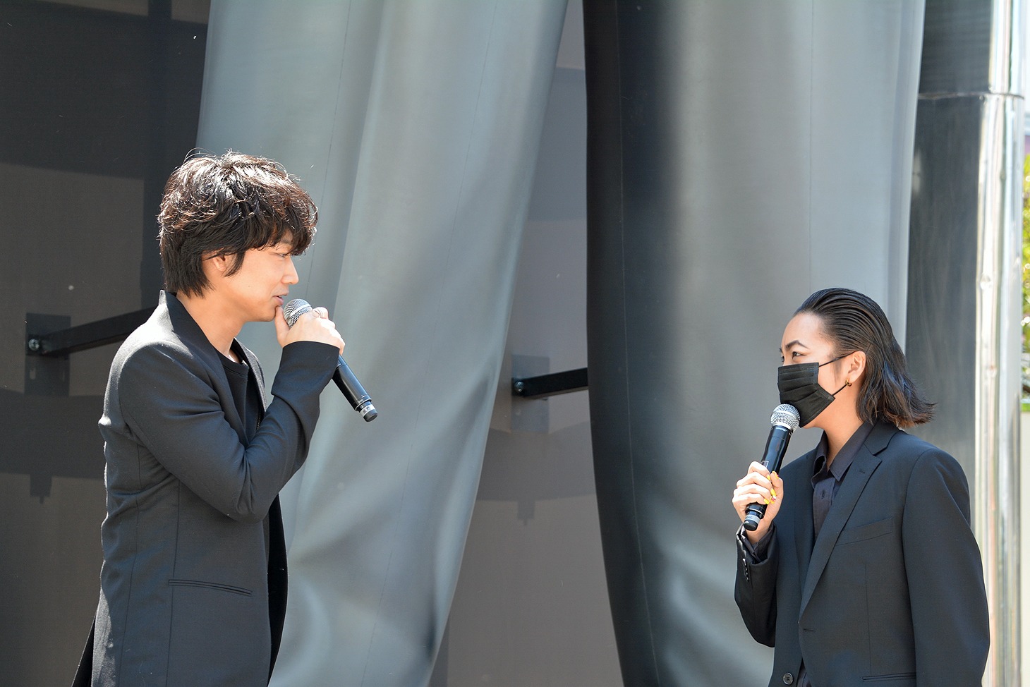 綾野がざわちんに対して「本当にそっくり！」と絶賛する様子。