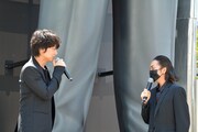 綾野がざわちんに対して「本当にそっくり!」と絶賛する様子。