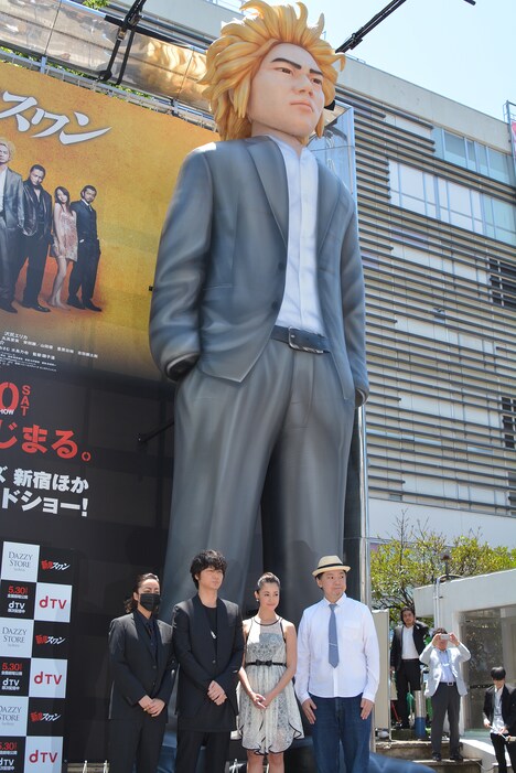 巨大龍彦オブジェと登壇者たち。