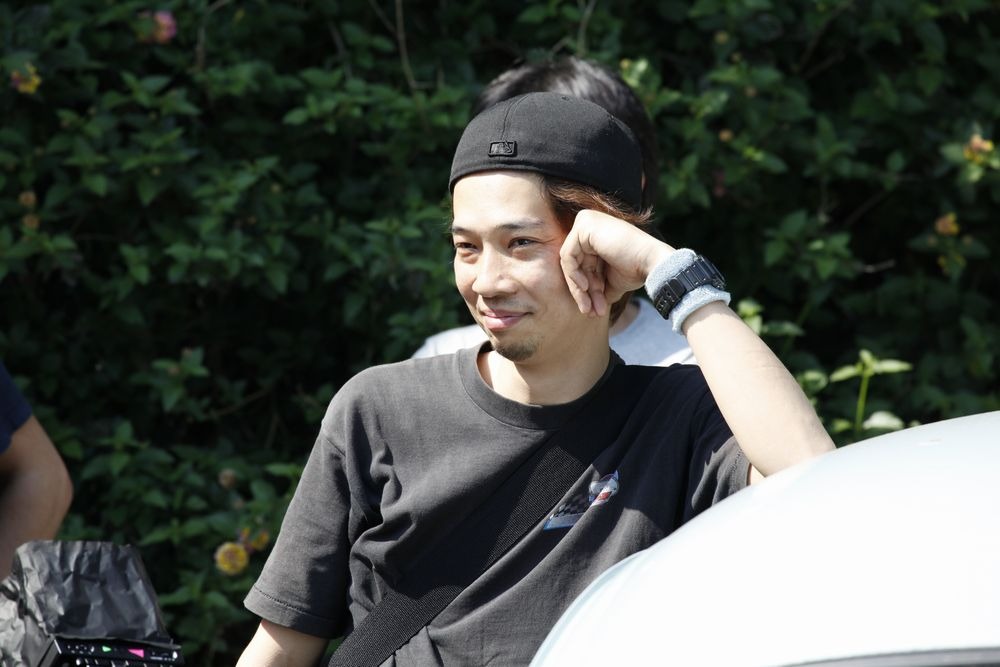 監督の原桂之介。(c)2015 / アミューズ