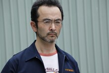 社長の昭治を演じる古舘寛治。(c)2015 / アミューズ