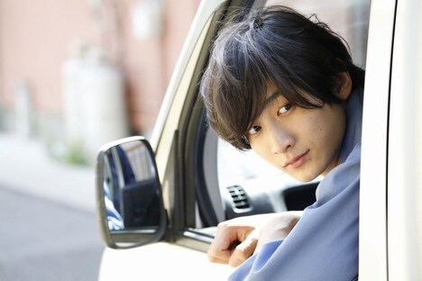 主人公の浦瀬夏生を演じる小関裕太。(c)2015 / アミューズ