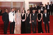 左から撮影のリー・ピンビン、チャン・チェン、スー・チー、シュウ・ファンイー、ニッキー・シェ、ホウ・シャオシェン、チョウ・ユン、妻夫木聡。（写真提供：BORDE-MOREAU / BESTIMAGE / ゼータ イメージ）