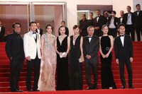 左から撮影のリー・ピンビン、チャン・チェン、スー・チー、シュウ・ファンイー、ニッキー・シェ、ホウ・シャオシェン、チョウ・ユン、妻夫木聡。（写真提供：BORDE-MOREAU / BESTIMAGE / ゼータ イメージ）