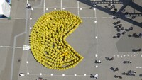 ギネス世界記録に認められた、351人によるパックマンの人文字。