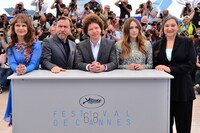 左からナイレア・ノルビンド、ティム・ロス、マイケル・フランコ、サラ・サザーランド、ロビン・バートレット。（写真提供：Briquet-Hahn / ABACA / Newscom / ゼータ イメージ）