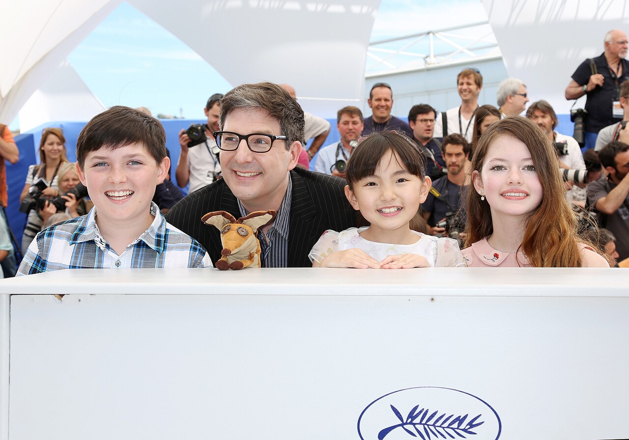 「リトルプリンス 星の王子さまと私」フォトコールの様子。左からライリー・オズボーン、マーク・オズボーン、鈴木梨央、マッケンジー・フォイ。(c)Kazuko Wakayama