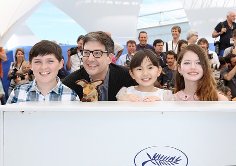 「リトルプリンス 星の王子さまと私」フォトコールの様子。左からライリー・オズボーン、マーク・オズボーン、鈴木梨央、マッケンジー・フォイ。(c)Kazuko Wakayama