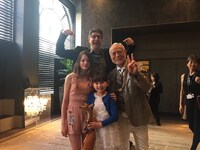 上から時計回りにマーク・オズボーン、津川雅彦、鈴木梨央、マッケンジー・フォイ。(c)Kazuko Wakayama