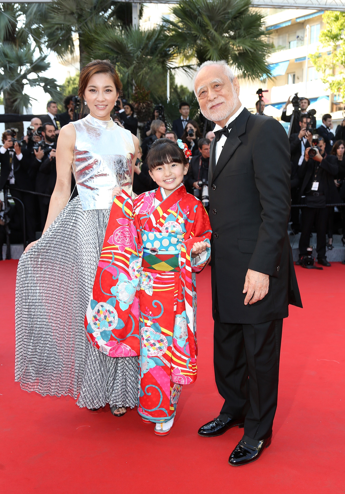 「リトルプリンス 星の王子さまと私」レッドカーペットでの様子。左から瀬戸朝香、鈴木梨央、津川雅彦。(c)Kazuko Wakayama