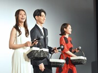 左から木村文乃、松田翔太、前田敦子。プレゼントを客席に投げ込んだ。