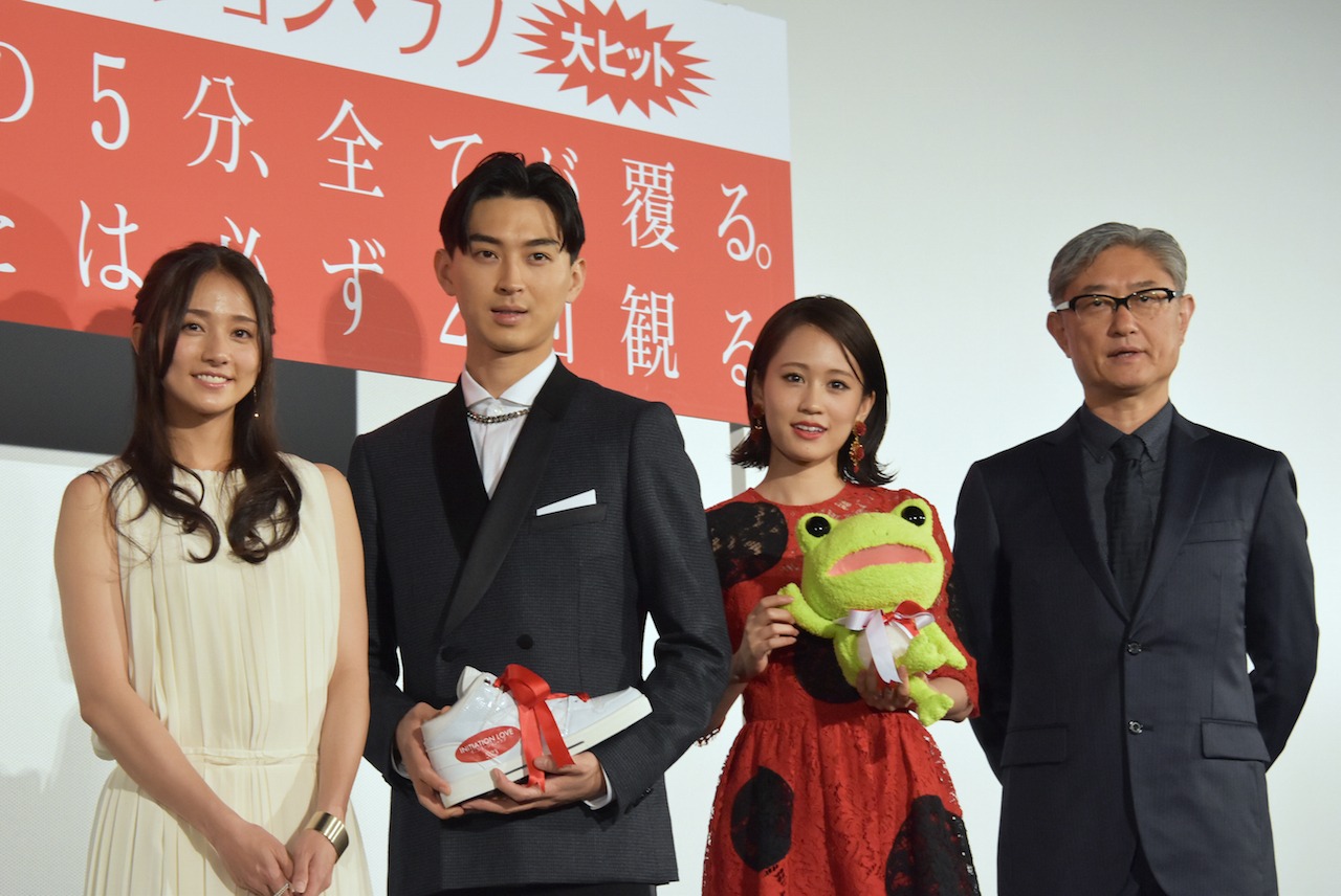 「イニシエーション・ラブ」舞台挨拶。左から木村文乃、松田翔太、前田敦子、堤幸彦。