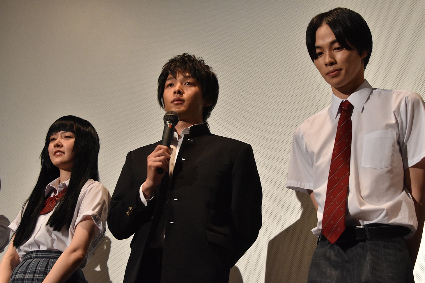 左から遠藤新菜、中村倫也、柾木玲弥。