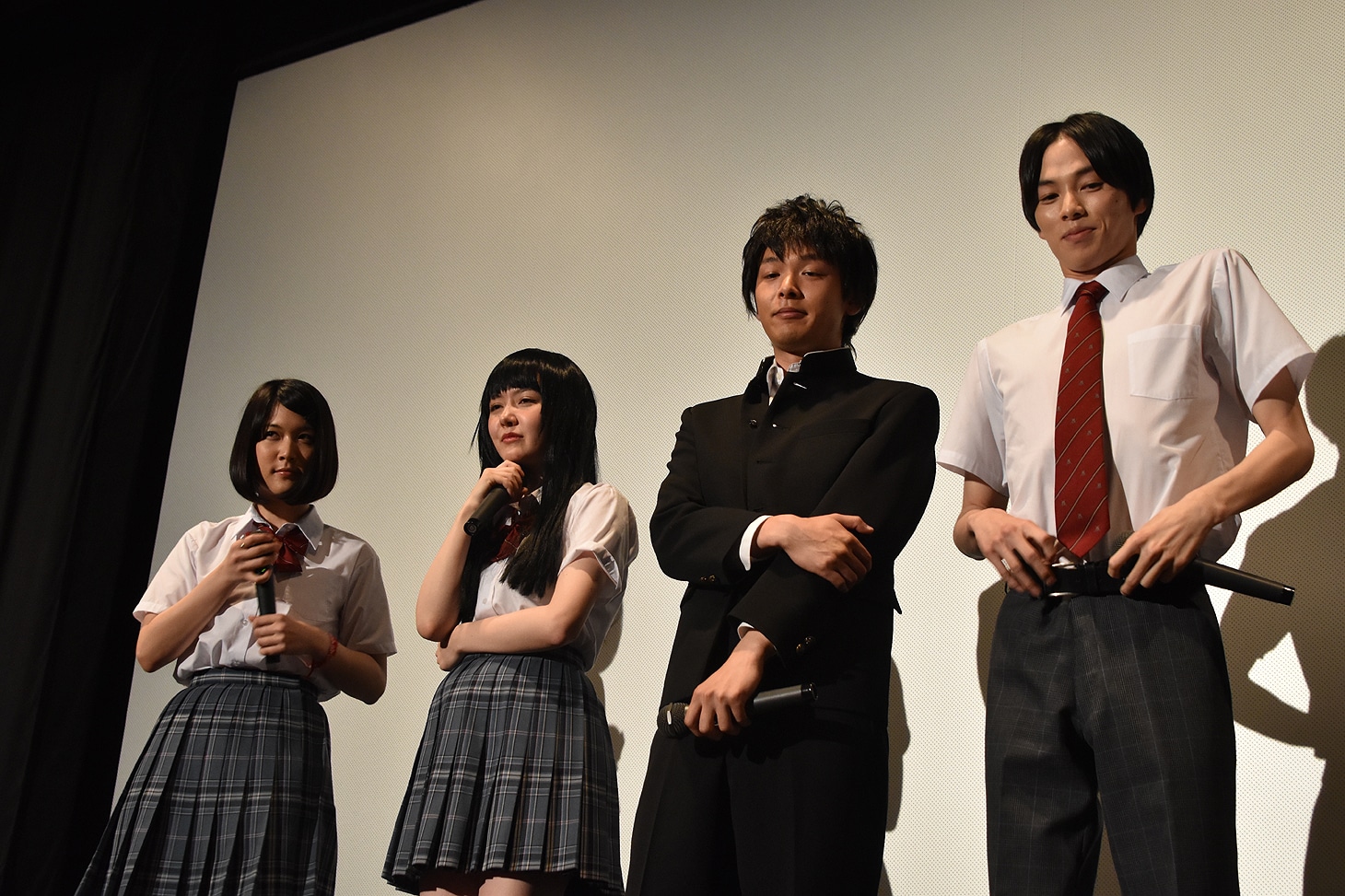 左から柳英里紗、遠藤新菜、中村倫也、柾木玲弥。