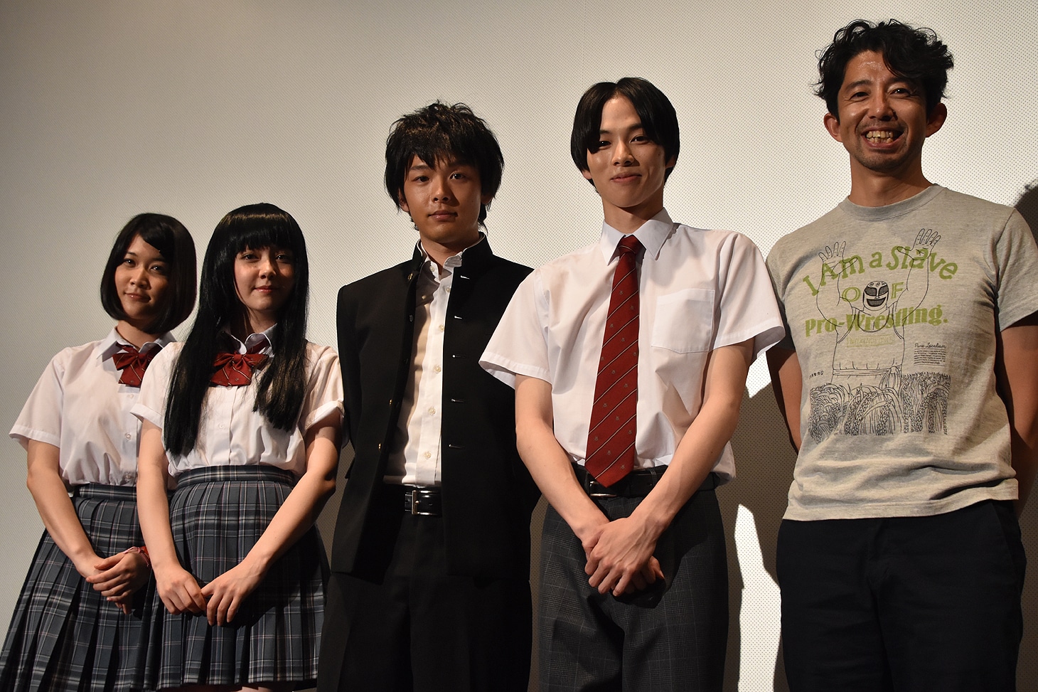 左から柳英里紗、遠藤新菜、中村倫也、柾木玲弥、平林克里。
