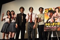 左から柳英里紗、遠藤新菜、中村倫也、柾木玲弥、平林克里。