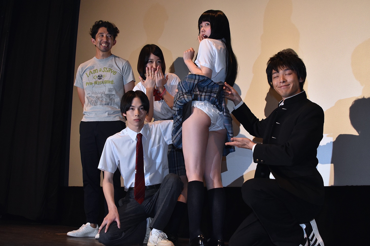 「やるっきゃ騎士」初日舞台挨拶で披露された“スカートめくりフォーメーション”。