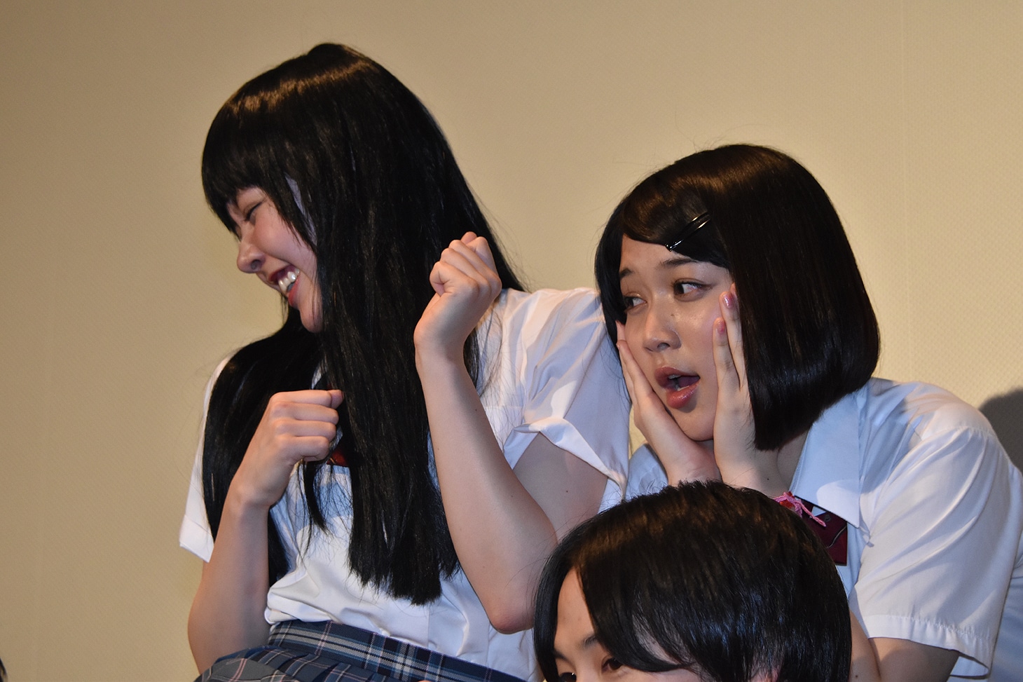 「心が折れそう！」と言う遠藤新菜と、柳英里紗。