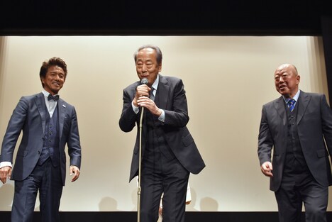 左から風間トオル、岸部一徳、六平直政。マイクを使ったパフォーマンスを披露する岸部とそれを見守る風間、六平。