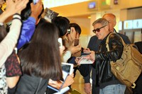 笑顔でファンの声援に応えるジョージ・クルーニー。