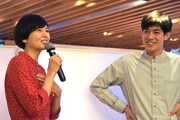 左から菊池亜希子、中島歩。