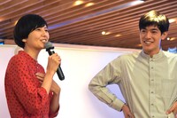 左から菊池亜希子、中島歩。