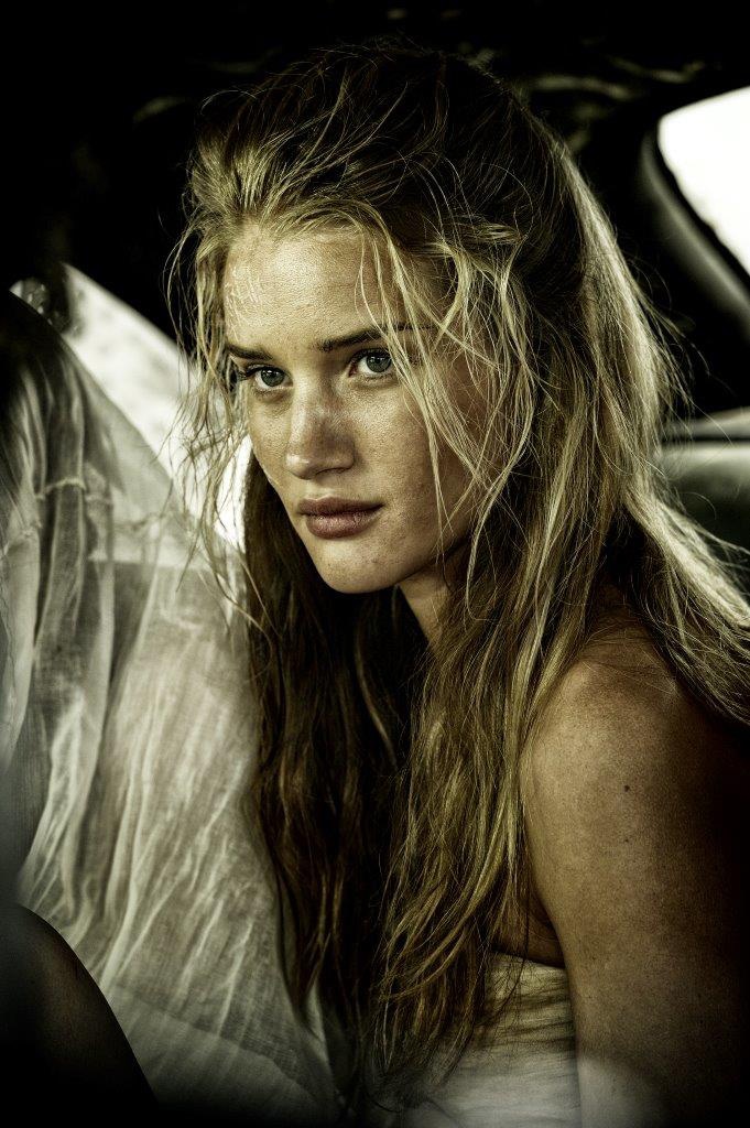ロージー・ハンティントン＝ホワイトリー扮するスプレンディド。(c)2015 VILLAGE ROADSHOW FILMS (BVI) LIMITED