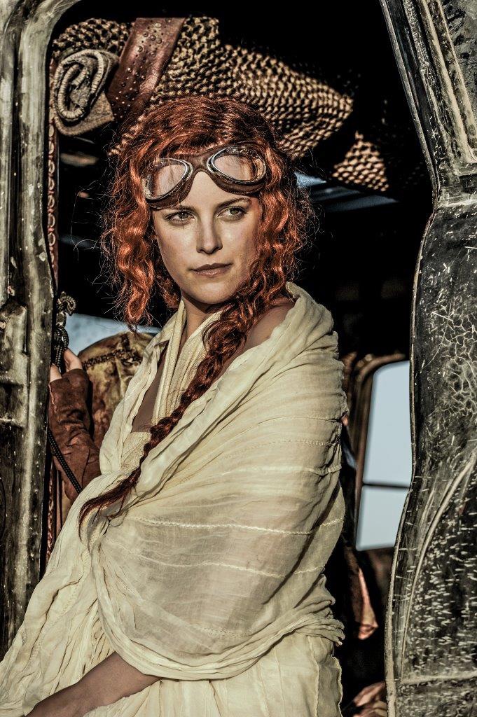 ライリー・キーオ扮するケイパブル。(c)2015 VILLAGE ROADSHOW FILMS (BVI) LIMITED