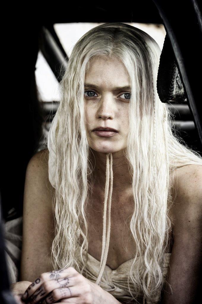アビー・リー扮するザ・ダグ。(c)2015 VILLAGE ROADSHOW FILMS (BVI) LIMITED