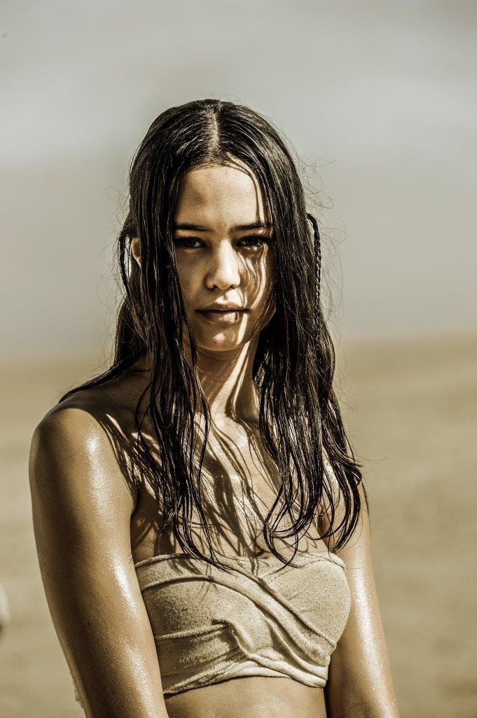 コートニー・イートン扮するフラジール。(c)2015 VILLAGE ROADSHOW FILMS (BVI) LIMITED