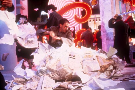 「未来世紀ブラジル」 (c) 1984 Embassy International Pictures, N.V. (c) 2002 Monarchy Enterprises S.a.r.l. All Rights Reserved. X