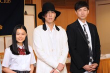 左から杉咲花、野田洋次郎、監督の松永大司。