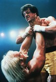 「ロッキー3」から、シルヴェスター・スタローン演じるロッキーと、ハルク・ホーガン演じるサンダーリップスの格闘シーン。（写真提供：UNITED ARTISTS / THE KOBAL COLLECTION / ゼータ イメージ）