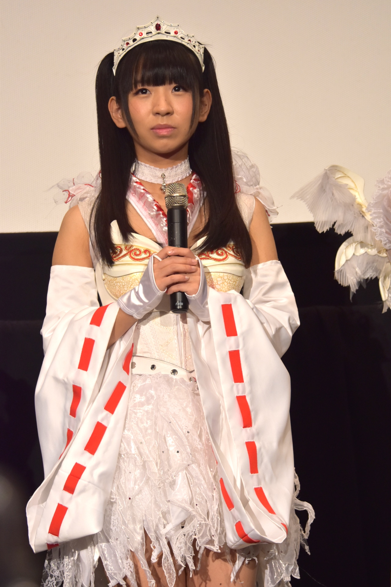 衣装が巫女風の古川未鈴。