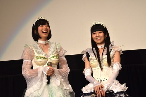 左から夢眠ねむ、相沢梨紗。