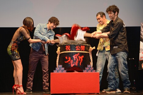 鏡割りの様子。