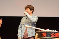 ギターを酒樽に突っ込み笑う染谷将太。