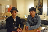 楽屋での様子。左から石井岳龍、染谷将太。