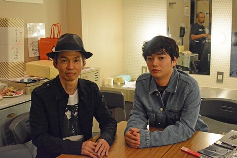 楽屋での様子。左から石井岳龍、染谷将太。