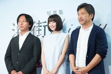 左から瀧本幹也、広瀬すず、是枝裕和。
