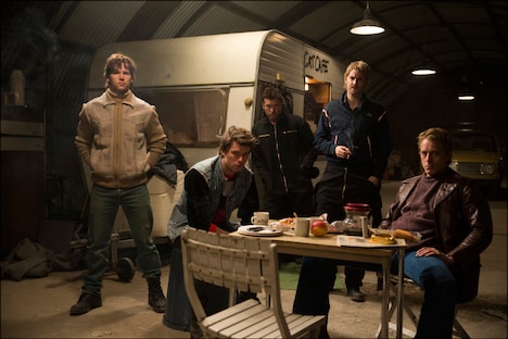 「ハイネケン誘拐の代償」より、左からライアン・クワンテン、トーマス・コックレル、サム・ワーシントン、ジム・スタージェス、マーク・ファン・イーウェン。(c)Sofie Silberman 2014 (c)Ben Rothstein 2014