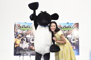 「映画 ひつじのショーン～バック・トゥ・ザ・ホーム～」テレビCM収録の様子。左からショーン、木村佳乃。