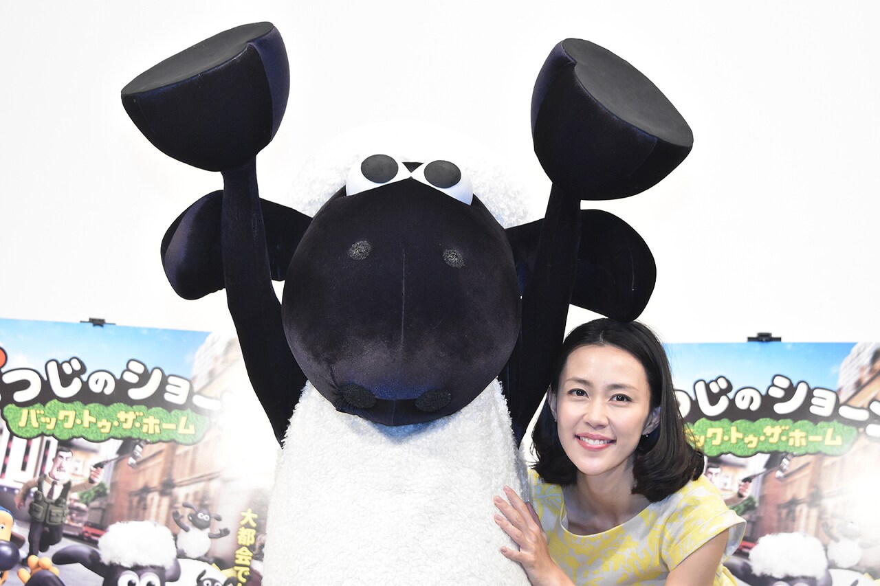 「映画 ひつじのショーン～バック・トゥ・ザ・ホーム～」テレビCM収録の様子。左からショーン、木村佳乃。