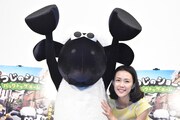 「映画 ひつじのショーン～バック・トゥ・ザ・ホーム～」テレビCM収録の様子。左からショーン、木村佳乃。