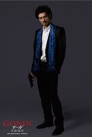 安藤政信扮する式根誠司。(c)2015「GONIN サーガ」製作委員会