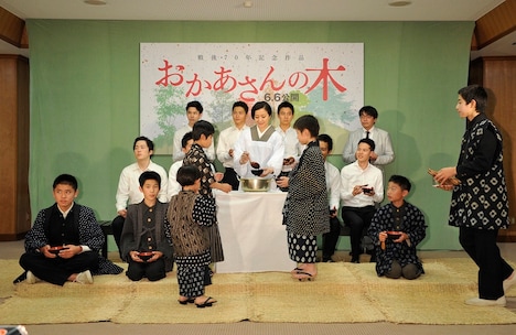 子供たちにお汁粉を振る舞う鈴木。